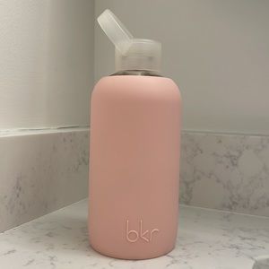 BKR Glass Water Bottle | Light Pink “Pout” silicone sleeve 🌸🎀🩰